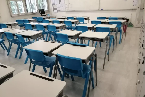 secondary-classroom-harvest-link-703-school-desk-sebel-postura2-69c645453b92e